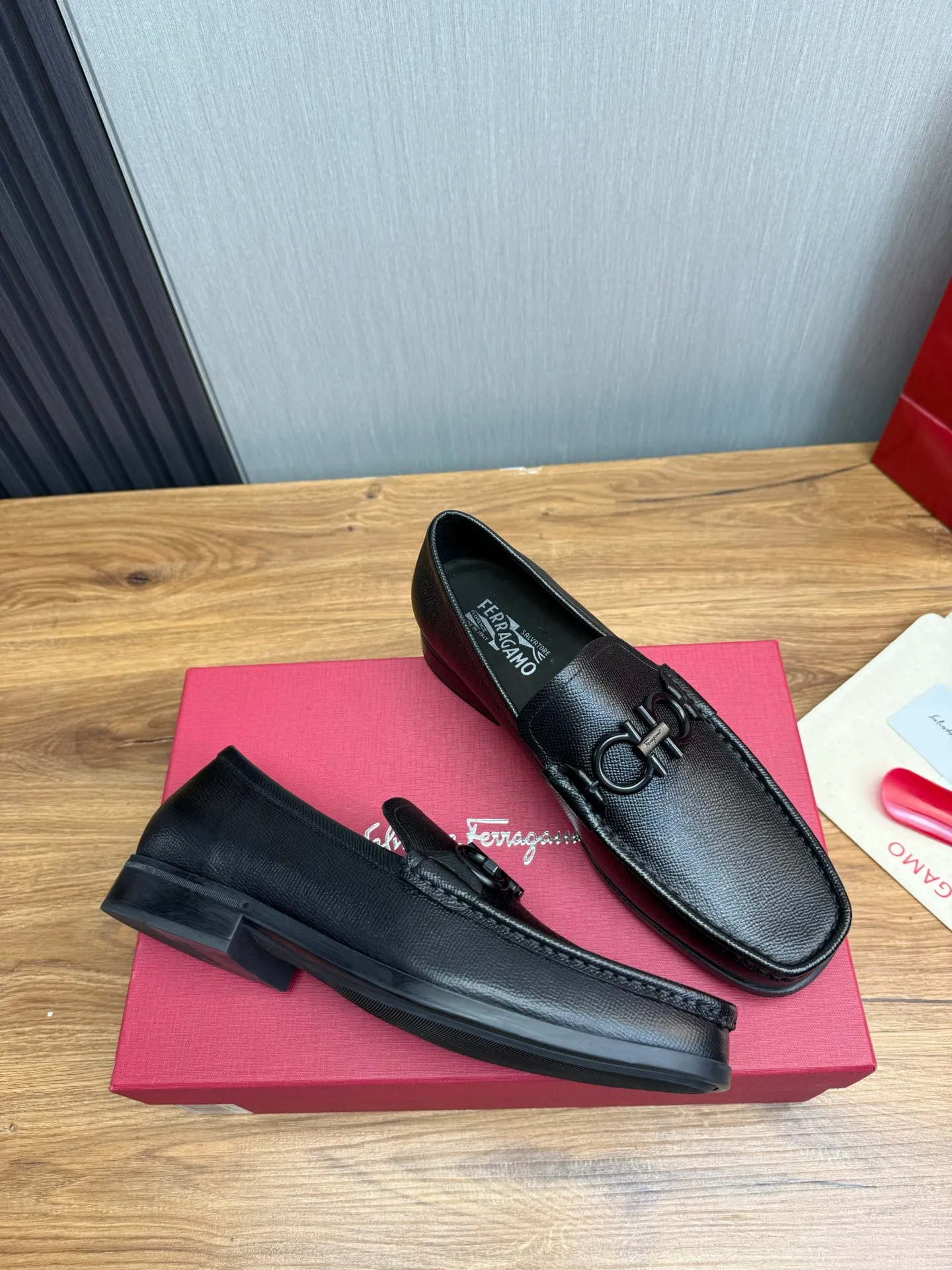 Men's shoes 💰760💰 Ferragamo. [Ferragamo] Men's Loaf leather shoes, the latest hot style, 1:1 original purchase quality, top quality, imported open-edge beaded cowhide leather on the upper, hand-made three-dimensional stitching highlights the round toe design, the inner feet are made of imported cowhide, with original wear-resistant rubber outsole, matching code 39-44, (38, 45 custom-made, non-refundable)